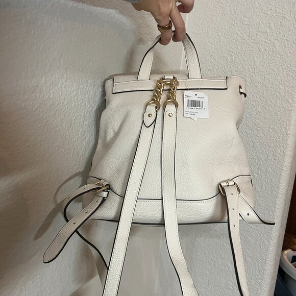 coach backpack leather white Outlet Pace Large Refined pebble leather and smooth leather Inside zip and multifunction pockets Drawstring and turnlock closures fabric lining Top handle with 2 1/4 drop Outside turnlock pockets Detachable shoulder straps with 34 1/4 length 9 (L) x 8 (H) x 5 (W) Style No. Coach Leather Backpack Bag White/Cream